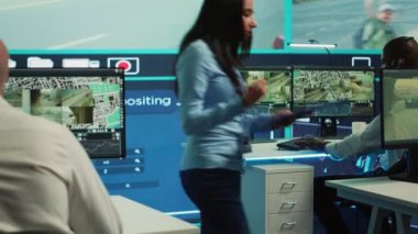 Hint denetçi, şehir trafik dinamiklerini öğrenmek için ekibine güvenlik kamerası ve CCTV kameralarını izletiyor. Kamu güvenliği için çalışan çeşitli insanlar. Kamera A.