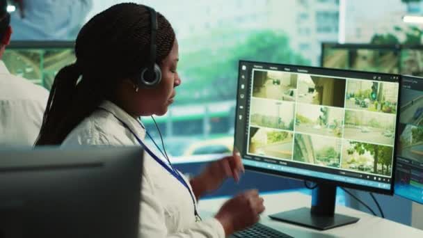 Dipendenti Afroamericani Monitorano Attività Traffico Città Utilizzando Sistema Telecamere Circuito — Video Stock