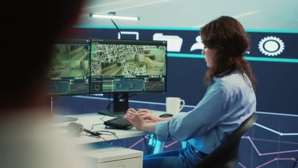 Operator Call Center Kobieta Prowadzi Kierowców Ciężarówek Różnych Trasach Aby — Wideo stockowe
