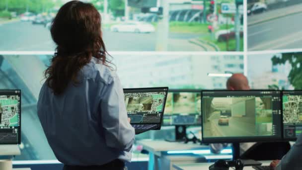 Líder Equipo Monitoreando Tráfico Ciudad Con Diverso Equipo Una Pantalla — Vídeos de Stock