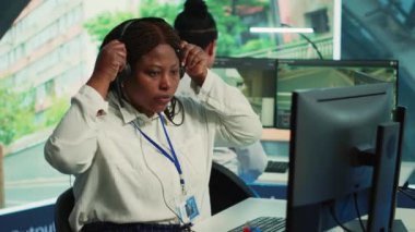 Afrikalı Amerikalı operatör, hükümet veritabanı için GPS koordinatları ve verileri topluyor. Trafikteki araçları güvenlik kameralarından izliyor. Gerçek zamanlı radar kayıtları. Kamera A.