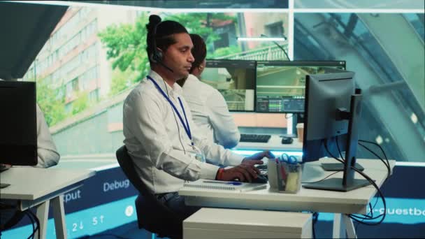 Operador Indiano Call Center Reúne Coordenadas Localização Gps Monitorando Tráfego Vídeo De Bancos De Imagens