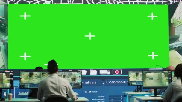 航运代理人员通过巨大的绿色显示屏 监视包裹和客户订单来检查卫星地图 员工使用闭路电视监控录像来获得更新 相机A — 图库视频影像