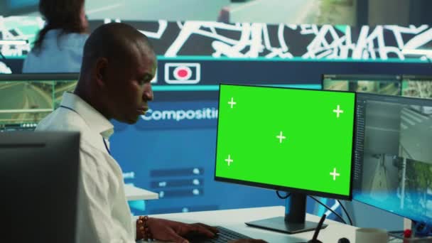 Африканский Американский Сотрудник Использующий Дисплей Зеленым Экраном Кадры Видеонаблюдения Реальном — стоковое видео