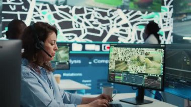 Çeşitli operatörler müşterilere sipariş takibiyle ilgili güncellemeler veriyor, CCTV kamera görüntüleri ve uydu haritasıyla hızlı teslimatı sağlamak için çalışıyorlar. Kontrol merkezindeki çalışanlar. Kamera B.