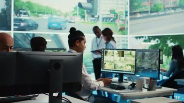 Hintli işçiler plaka kaydını CCTV radar görüntüleriyle işletiyorlar, gerçek zamanlı video izleme sistemi ile çalışıyorlar. Hükümet çalışanı trafiği izliyor. Kamera B.