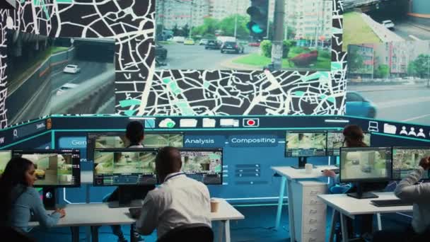 货运公司员工在城市卫星地图上工作 为外地同事提供最佳路线 操作员监视他们的汽车和交通中的信使 摄像头B — 图库视频影像
