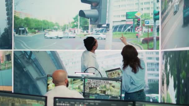 Diversos Empleados Monitorean Tráfico Través Cámaras Radar Los Semáforos Utilizando — Vídeo de stock