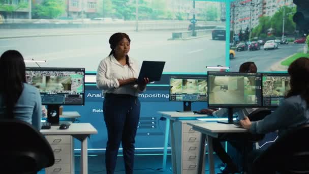 Afrykański Menedżer Prowadzący Jej Zespół Monitorowania Nagrań Monitoringu Dużym Ekranie — Wideo stockowe