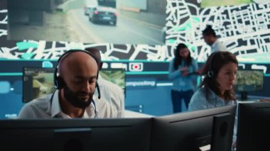 Kadın çağrı merkezi operatörü dur ışıklarındaki radar sistemini izledikten sonra trafikten yön bildiriyor. Personel sipariş takibi ve hızlı teslimat üzerinde çalışıyor. Kamera B.