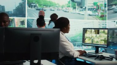 Afrika kökenli Amerikalı çalışanlar, kırmızı ışık radar sistemi üzerinden arabaların verilerini topluyor. Devletin güvenlik faaliyetleri için gerçek zamanlı güvenlik görüntülerini kullanıyorlar. Kamera B.