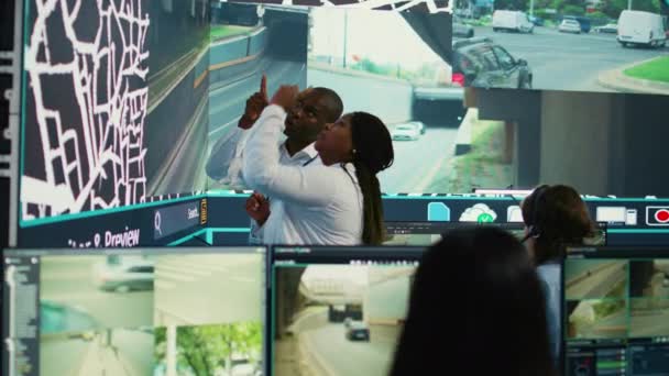 非裔美国人小组监测卫星地图上的路线和方向 引导运货卡车避免交通和船只订单更快 操作人员查询雷达监控系统 摄像头B — 图库视频影像
