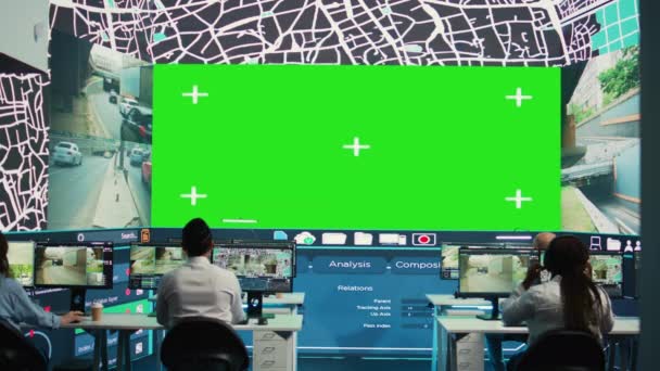 航运代理人员通过巨大的绿色显示屏 监视包裹和客户订单来检查卫星地图 员工使用闭路电视监控录像来获得更新 摄像头B — 图库视频影像
