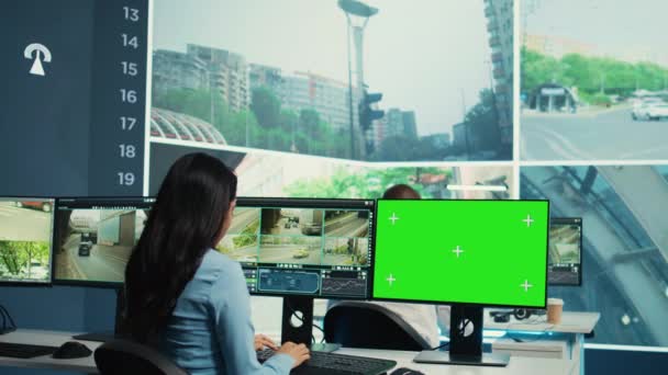 Güvenlik Kamerası Görüntüleri Bilgisayarlarda Yeşil Ekran Ile Çalışan Hintli Kadın — Stok video