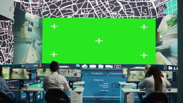 不同的员工会在监视室观看模拟屏幕 跟踪城市周围的送货卡车路线 并给出订单发货地点的指示 卫星导航 摄像头B — 图库视频影像