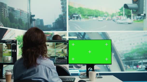 Pracownik Agencji Pracuje Wyświetlaniem Monitorowaniem Ruchu Zielonym Ekranie Korzystając Nagrań — Wideo stockowe