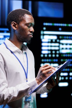 Yüksek teknoloji sunucu tesisindeki yetenekli elektrikçi veri yedekleme yapıyor ve merkezi depolama sağlıyor. Telgraf tamircisi kesintisiz güç kaynağını tamir ederek operasyonel devamlılığı sağlıyor