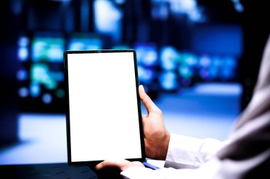 Servis elemanı sunucuları kontrol etmek için tablet kullanarak şirketlerin web sitelerine ve dosya depolamasına yardım ediyor. Yüksek performanslı bilgisayarlar için kullanılan süper bilgisayarları denetleyen işçiler, kapatın