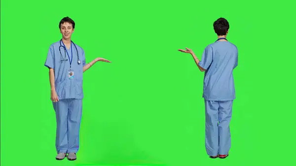 Медичний Асистент Вказує Щось Вбік Робить Веб Рекламу Створюючи Рекламу Стокова Картинка