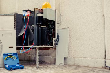 Arızalı açık hava klima sistemi, koruma kapağı kaldırılmış, tadilata ihtiyacı var, iç elektrik parçalarıyla birlikte. Dış HVAC sistemi artık çalışmıyor, onarılmaya hazır