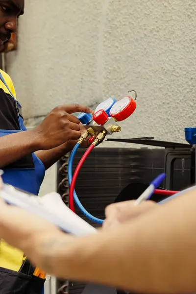 Professional Workers Assigned Air Conditioner Check Refilling Freon Expert Repairmen — Stock Photo, Image