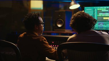 Ses uzmanı ve müzisyen, stüdyodaki kontrol odası konsolunun parçalarını karıştırıyor ve ustalaştırıyor, müzik sonrası prodüksiyonda melodileri kaydediyor ve düzenliyor. Yetenekli bir sanatçı ve ses mühendisi. Kamera A.