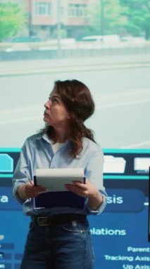 Dikey Video Yöneticisi, çalışanları trafik aktivitelerini gözetliyor, CCTV kameralarındaki güvenlik kamerası görüntülerini inceliyor. Çeşitli takımlar kontrol merkezinde uydu sistemi ile çalışıyor.