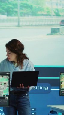 Dikey Video Young yöneticisi, şehirdeki güvenlik sistemini kullanarak çalışanları ile birlikte trafik gözetleme verilerini analiz ediyor. Teşkilat uzmanları keşif için uydu radarları kullanıyorlar.