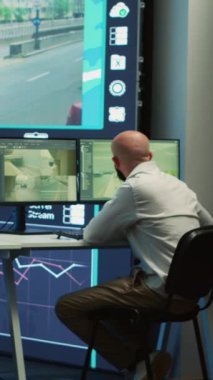 Dikey Video Kargo nakliye şirketi çalışanları en iyi rotaları kullanarak hızlı teslimatı sağlamak için arabalarını ve sürücülerini izliyorlar. Çeşitli ekipler GPS uydusuyla kuryelerini takip ediyor.