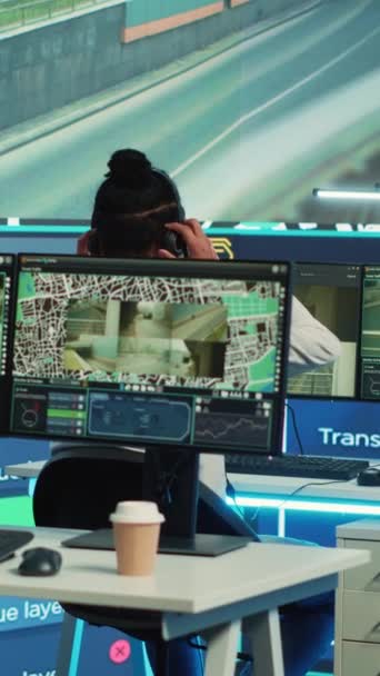 垂直视频货运代理机构员工在城市卫星地图上运行 为现场同事提供最佳路径 营运者监察他们的车辆及交通情况 — 图库视频影像
