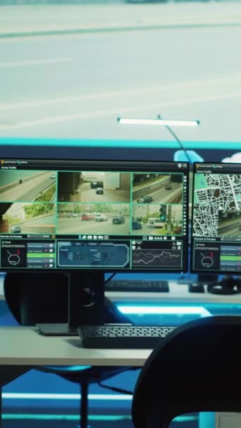 垂直视频公安观察室配备闭路电视卫星系统 雷达和感应器 通过监控录像监测交通 政府在城市进行侦察 — 图库视频影像