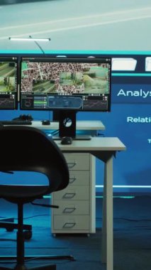 Büyük ekran ve bilgisayarlardaki CCTV trafik görüntülerini izlemek için kullanılan gözetleme odasındaki dikey video boş ofisler, kamu güvenliği üzerine çalışan ajans. Profesyonel uydu radar sistemi.