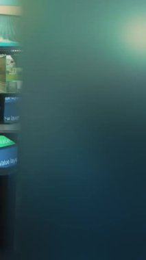 Dikey Video Boş Federal Ofis kamu güvenliğini denetliyor ve CCTV güvenlik kameralarındaki trafik kameralarını yönetiyor. Gözlem odasında büyük ekranlı uydu iletişimi gözlemi.