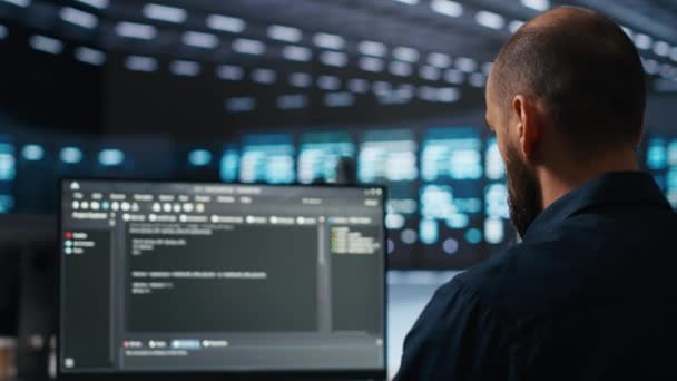 Vedoucí Dohlíží Serverovou Místnost Běží Kód Řeší Problémy Software Admin — Stock video