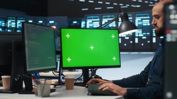 Programmazione Dei Dipendenti Schermo Verde Data Center Che Ospita Supercomputer — Video Stock