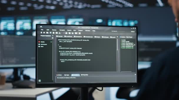 Системный Администратор Запускает Скрипт Экране Компьютера Высокотехнологичном Дата Центре Обеспечивая — стоковое видео