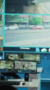 Dikey Video Boş Gözetleme Odası büyük ekran kullanarak trafiği gözetliyor. Ulusal kurum genel merkezi halkın güvenliğini sağlıyor