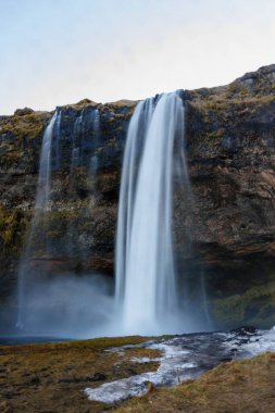 İzlanda taşlarından akan su Kuzey Şelalesi 'ni oluşturur ve tepeden aşağı düşer. İskandinav görkemli seljalandsfoss şelalesi kışın bir yerde oturur ve kutup doğasını betimler..