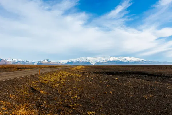 Beautiful Icelandic Highland Scenery Wuth Snowy Mountain Peaks Bown Frozen — Stok fotoğraf