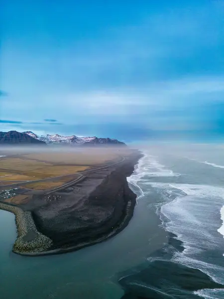 Fantasztikus Északi Jelenet Óceáni Tengerparttal Drónfelvétel Atlanti Partvidékről Fekete Homokos Stock Kép