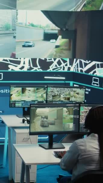 垂直视频多样化的员工沿着运送路线穿过城市交通 为较不拥挤的街道路线提供货运方向 处理订单跟踪投诉的操作员 — 图库视频影像