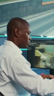 Kargoyu kuryelere daha hızlı ulaştırmak için alternatif rotalar arayan dikey Afrikalı Amerikalı çalışan uydu haritasında emirleri takip ediyor. Nakliye şirketi çalışanı GPS kullanıyor.