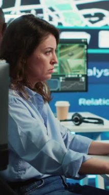 Dikey Video Çalışanı uydu radarında ve haritada rota arayarak kuryenin trafikten kurtulmasına ve emirleri başarıyla yerine getirmesine yardımcı oluyor. GPS koordinatlarını kullanarak izleme odasında operatör