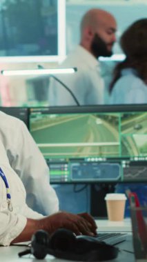 Dikey Video Afrikalı Amerikalı çalışan, kırmızı ışık radar sistemi üzerinden arabaların verilerini topluyor ve hükümetin güvenlik faaliyetleri için gerçek zamanlı güvenlik görüntülerini kullanıyor. Kamera A.