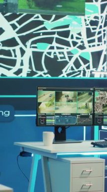 Vertical Video Manager dağıtım çağrı merkezindeki çeşitli çalışanları denetliyor, insanlar uydu navigasyon haritası üzerinden şehir rotalarında nakliye araçlarını yönlendirmek için küresel konumlandırma sistemini kullanıyorlar.