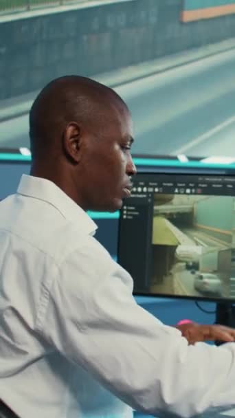 Vertical Video African American Υπάλληλος Παρακολούθησης Παραγγελίες Στο Δορυφορικό Χάρτη — Αρχείο Βίντεο