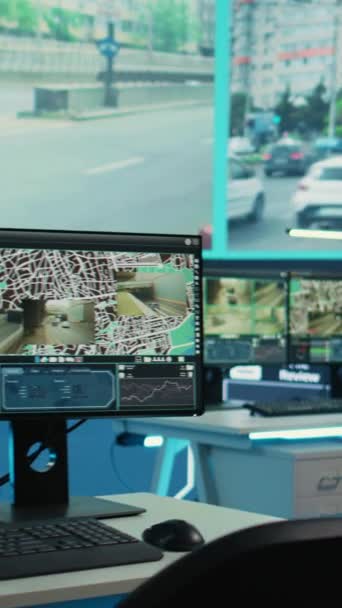基于卫星闭路电视网络的垂直视频综合防御办公室利用实时监控图像对公路交通进行监控 行政传输和侦察服务 — 图库视频影像