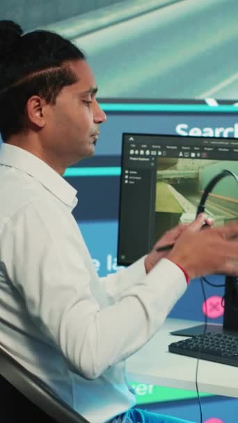 縦のビデオ インドのコール センターのオペレータは顧客に順序についての更新を与え 観察室からの速い配達を保障します Cctvのリアルタイム映像にトラフィックなしでルートを検索する従業員 — ストック動画