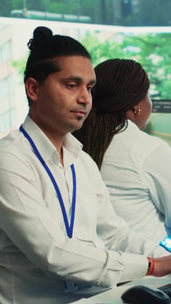 Вертикальное Видео Индийский Работник Работающий Регистрацию Номерных Знаков Через Камеры — стоковое видео