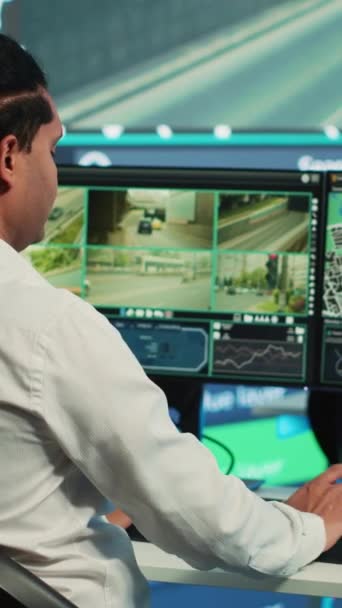 Video Team Verticale Dipendenti Che Monitorano Camion Consegna Con Coordinate — Video Stock